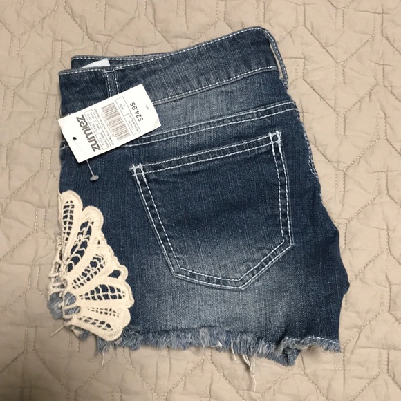 Jean shorts with lace detail - Picture 2 of 3